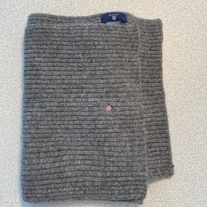 Grey GANT scarf, pure wool, ribbed.